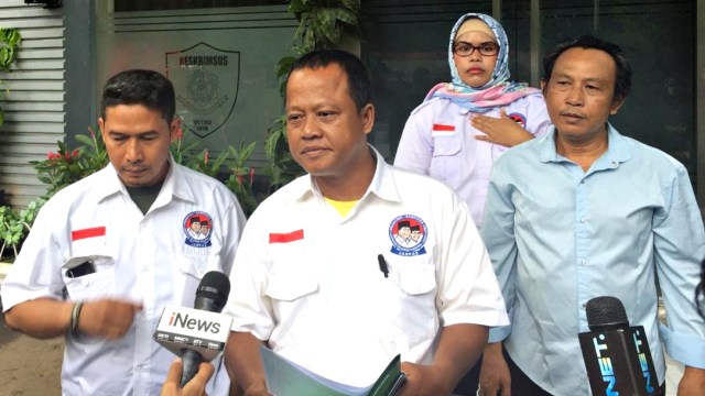Jaringan relawan Prabowo-Sandi (Jarpas) saat melaporkan PSI ke Polda Metro Jaya, Sabtu (5/1). (Foto: Lutfan Darmawan/kumparan)