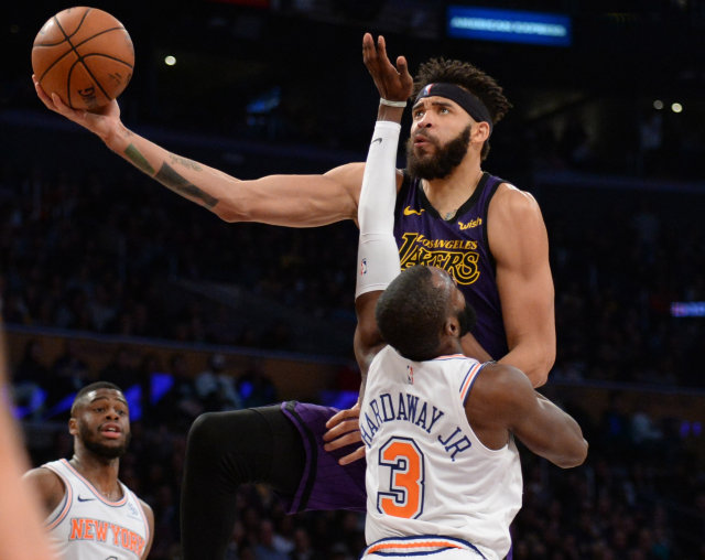 Duel JaVale McGee dengan Tim Hardaway Jr. di laga Lakers vs Knicks. (Foto: REUTERS/Gary A. Vasquez-USA TODAY Sports)