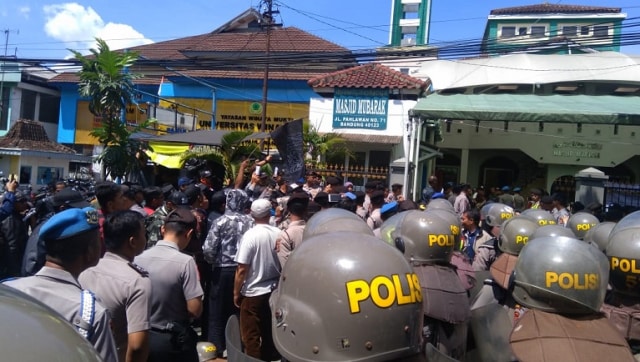Polisi melakukan penjagaan diskusi dan peluncuran buku Jemaat Ahmadiyah Indonesia (JAI) di Bandung. (Utara Jaya)