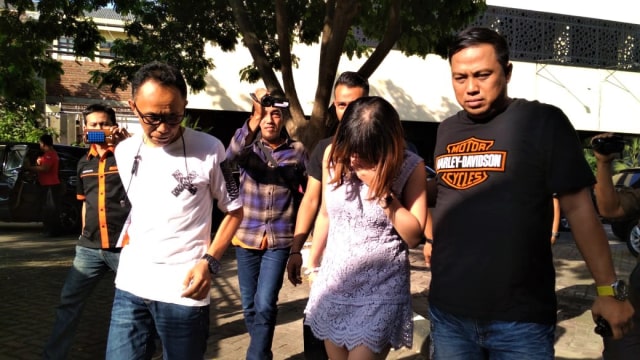Polisi saat menangkap artis porstitusi AV. (Foto: Nuryatin Phaksy Sukowati/kumparan)
