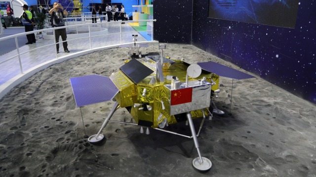 Model satelit luar angkasa Chang'e 4. (Foto: Wang Xu/China Space News via Reuters)