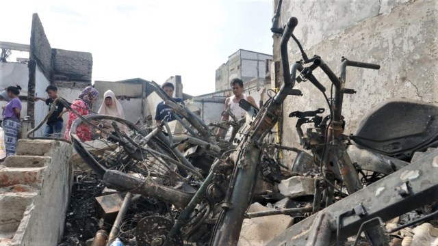 Warga korban kebakaran masih mengais barang-barang seperti rangka motor dan besi yang bisa dijual kembali. (Foto: Fitra Andrianto/kumparan)