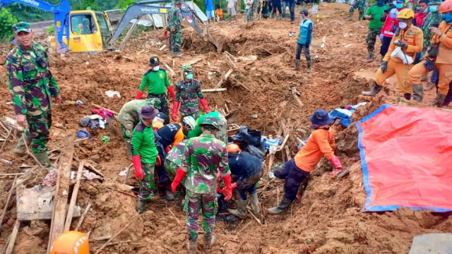 Tim Sar Gabungan lakukan proses evakuasi korban longsor di Sukabumi. (Foto: Dok. Basarnas)