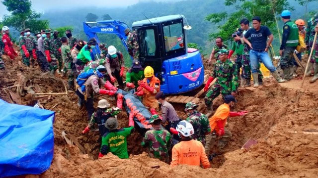 Tim Sar Gabungan lakukan proses evakuasi korban longsor di Sukabumi. (Foto: Dok. Basarnas)