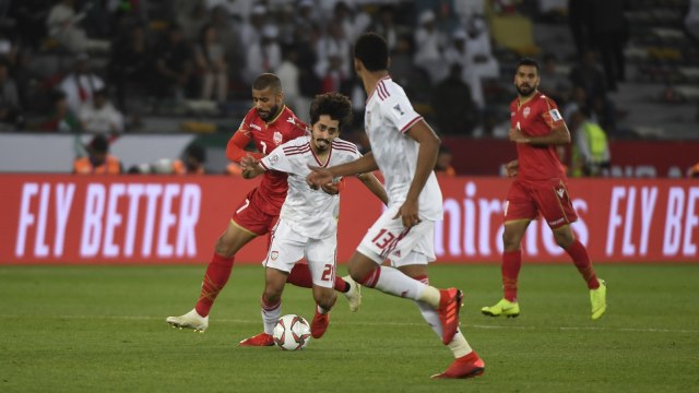 Gelandang Uni Emirat Arab, Khalfan Mubarak (tengah) menggiring bola dalam laga Piala Asia 2019 melawan Bahrain. (Foto: Khaled Desouki/AFP)