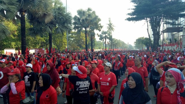 Sekjen PDIP Hasto Kristiyanto dan sejumlah caleg memeriahkan Parade Akhir Pekan di Kemayoran. (Foto: Fahrian Saleh/kumparan)