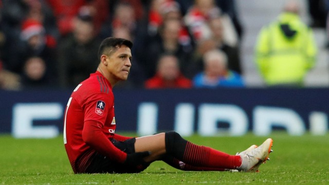 Alexis Sanchez terbaring di lapangan saat Manchester United melawan Reading. Foto: Phil Noble/Reuters