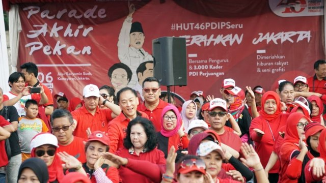 Sekjen PDIP Hasto Kristiyanto berolahraga senam bersama kader dalam Parade Akhir Pekan PDIP di Kemayoran, Jakarta, Minggu (6/1/2018). (Foto: Nugroho Sejati/kumparan)