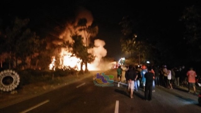 Kebakaran Bengkel di Bojonegoro, 5 Orang Luka-Luka, 1 Truk dan 7 Motor Ludes Terbakar (2)