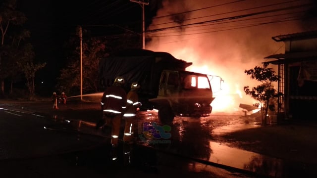 Kebakaran Bengkel di Bojonegoro, 5 Orang Luka-Luka, 1 Truk dan 7 Motor Ludes Terbakar (3)