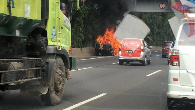 Kebakaran mobil di pintu keluar Pd Pinang. (Foto: Twitter/@emoooys)