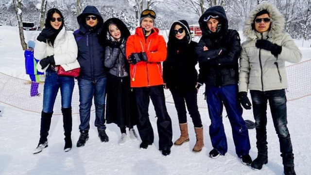 Irwansyah dan Shireen Sungkar saat liburan bersama keluarga selebriti di Jepang.  (Foto: Instagram/@irwansyah_15)