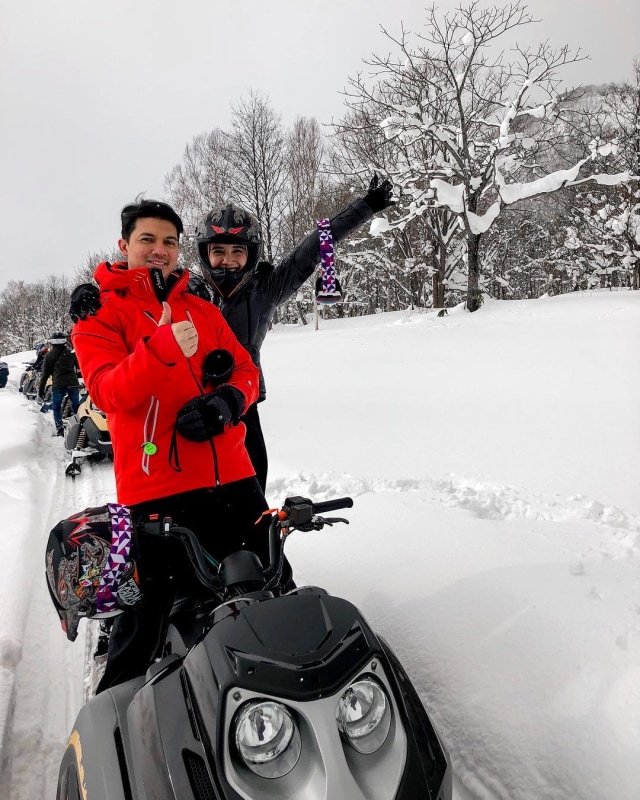 Irwansyah dan Shireen Sungkar saat liburan di Jepang.  (Foto: Instagram/@irwansyah_15)