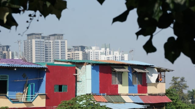 Lanscape Kampung warna-warni Kampung Kangkungan, Kelurahan Sunter Jaya, Jakarta Utara dengan latar belakang gedung-gedung bertingkat.  (Foto: Nugroho Sejati/kumparan)