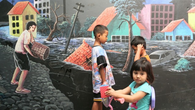 Sejumlah anak bermain di di Kampung Kangkungan, Kelurahan Sunter Jaya, Jakarta Utara. (Foto: Nugroho Sejati/kumparan)