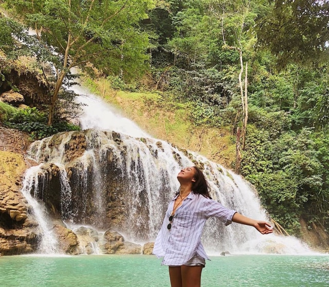 Air terjun Lapopu di Sumba yang memukau jadi salah satu destinasi Angela saat traveling (Foto: Instagram/Angela Panari)