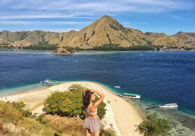 Bermandi sinar matahari di Pulau Kelor, Labuan Bajo (Foto: Instagram/Angela Panari)