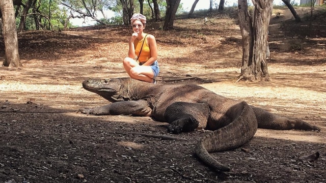 Angela bertemu dengan komodo di Pulau Rinca, Labuan Bajo (Foto: Instagram/Angela Panari)