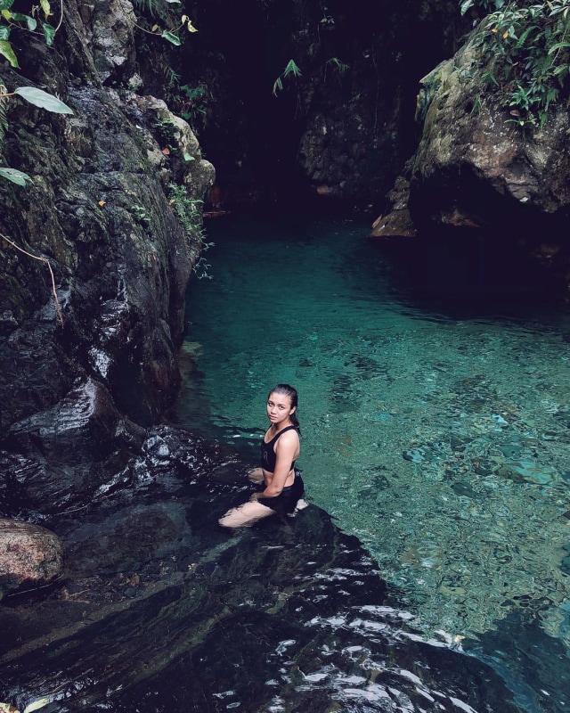 Indahnya Curug Leuwi Lieuk yang berair jernih (Foto: Instagram/Angela Panari)