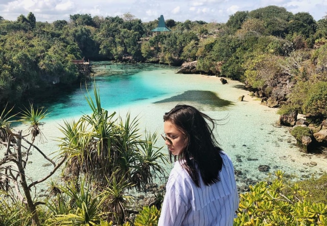 Angela mengintip indahnya Danau Weekuri yang eksotis (Foto: Instagram/Angela Panari)