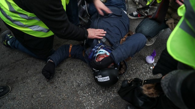 Seorang fotografer terluka ketika terjadi bentrokan antara para demonstran "Rompi Kuning" dan petugas keamanan, Paris, Prancis, pada Sabtu (5/1/2019). (Foto: AFP/Zakaria ABDELKAFI)
