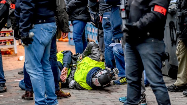 Seorang pemrotes Rompi Kuning tertangkap oleh kepolisian Prancis, Lille, Bagian Utara Prancis, pada Sabtu (5/1/2019). (Foto: AFP/Philippe HUGUEN)