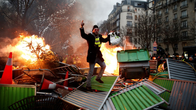 Seorang demonstran "Rompi Kuning" saat melakukan protes di Paris, Prancis, pada Sabtu (5/1/2019). (Foto: AFP/Abdul ABEISSA)