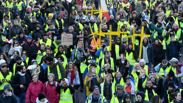 Para demonstran Anti Pemerintah "Rompi Kuning" saat berjalan di Bordeaux, Prancis, pada Sabtu (5/1/2019). (Foto: AFP/MEHDI FEDOUACH )