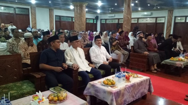 Ketua MPR Zulkifli Hasan (tengah) di acara Peresmian Pesantren Al-Quran Darul Bayan. (Foto: Fahrian Saleh/kumparan)