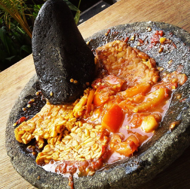 Tempe penyet sambal terasi  (Foto: Instagram @suwartana)