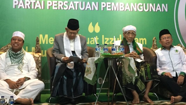 Ketua Majelis Syariah DPP PPP KH Maemoen Zubair (kedua kanan) dan Cawapres 01. Ma’ruf Amin (kedua kiri) di Harlah ke-46 Partai Persatuan Pembangunan (PPP). (Foto: Mirsan Simamora/kumparan)