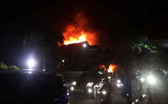 Ruko 2 Lantai di Mojokerto Terbakar, 4 Mobil PMK Diterjunkan