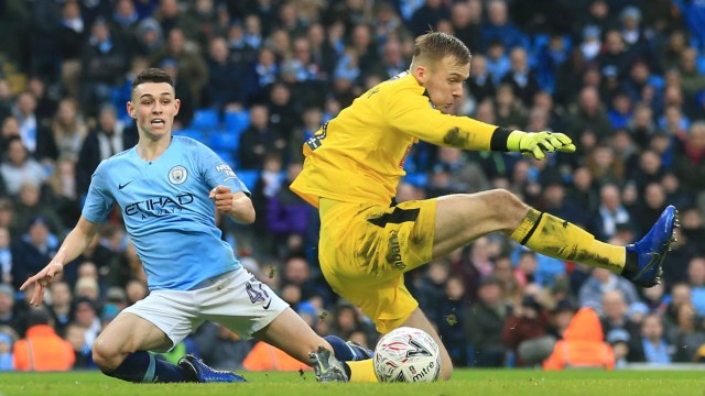 Aksi pemain City, Phil Foden, mengelabui kiper Rotherham. (Foto: REUTERS/Jon Super)