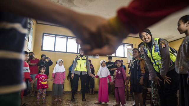 Sejumlah konseler psikologi Polres Sukabumi mengajak anak-anak korban bencana bermain dan bernyanyi di posko bencana tanah longsor Sukabumi. (Foto: Antara/Agung Rajasa)