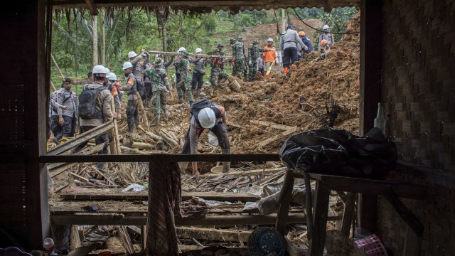 Petugas SAR gabungan bergotong royong memindahkan puing-puing rumah yang terkena longsor di Kampung Garehong, Desa Sirnaresmi, Cisolok, Kabupaten Sukabumi, Jawa Barat. (Foto: Antara/Nurul Ramadhan)