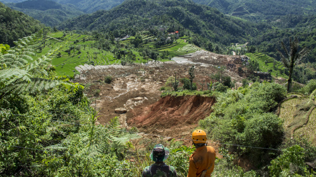 Petugas memantau lokasi tanah yang longsor di Desa Sirnaresmi, Cisolok, Kabupaten Sukabumi, Jawa Barat. (Foto: Antara/Nurul Ramadhan)