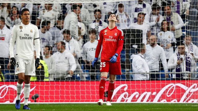 Kiper Real Madrid, Thibaut Courtois (kiri), meratapi gawangnya yang dibobol Real Sociedad. (Foto: Juan Medina/Reuters)