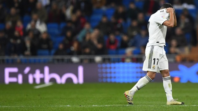 Lucas Vazquez keluar lapangan setelah menerima kartu merah dalam laga Real Madrid vs Real Sociedad. (Foto: Gabriel Bouys/AFP)