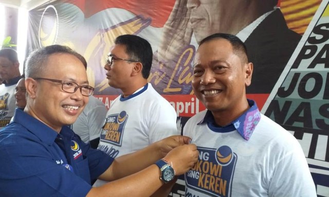 Oka Gunastawa menyematkan pin relawan pemenangan Jokowi Partai Nasdem (kanalbali/KR6)