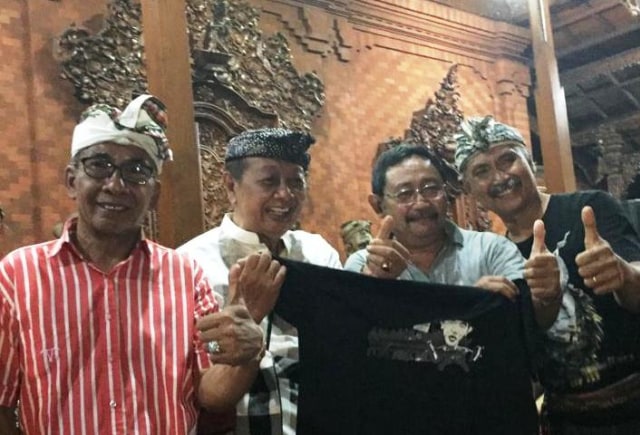 Nyoman Sudiantara (ujung kanan) bersama Cok Ratmadi saat deklarasikan dukungan untuk Jokowi, Minggu malam (6/1) - kanalbali/RFH