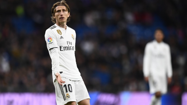 Ekspresi kekecewaan Modric seusai Real Madrid dikalahkan Real Sociedad dalam pekan ke-18 La Liga. Foto: AFP/Gabriel Bouys