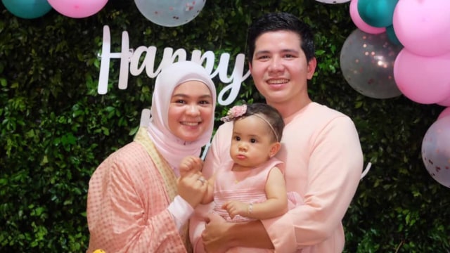 Haykal Kamil foto bersama keluarga saat rayakan Ulang Tahun Pertama Anak. (Foto: instagram @haykalkamil)
