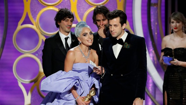 Lady Gaga dan Mark Ronson di Golden Globes 2019 (Foto: Paul Drinkwater/NBC Universal)