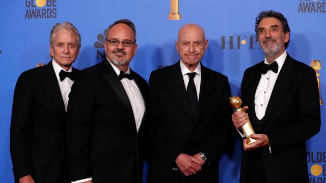 Pemain dan kru serial 'The Kominsky Method' di Golden Globes 2019 (Foto: REUTERS/Mario Anzuoni)