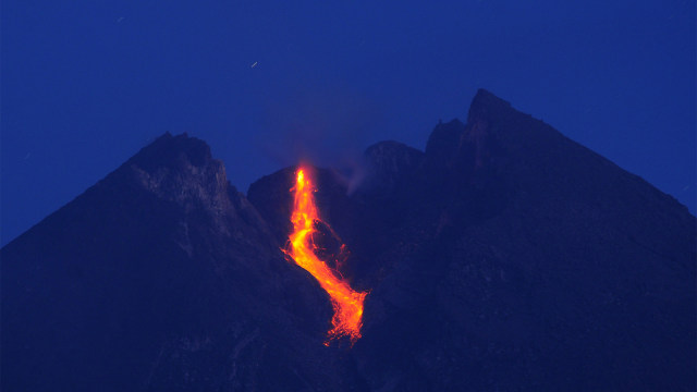 Luncuran lava pijar Gunung Merapi terlihat dari Balerante, Kemalang, Klaten, Jawa Tengah. (Foto: ANTARA FOTO/Aloysius Jarot Nugroho)