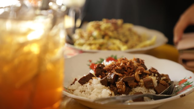 Nasi sambal goreng daging, salah satu menu di warung makan Pi'an. (Foto: Retno Wulandhari Handini/kumparan)