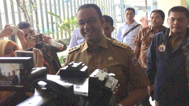 Gubernur DKI Jakarta Anies Baswedan dipanggil Bawaslu terkait salam 2 jari di Sentul. (Foto: Darin Atiandina/kumparan)