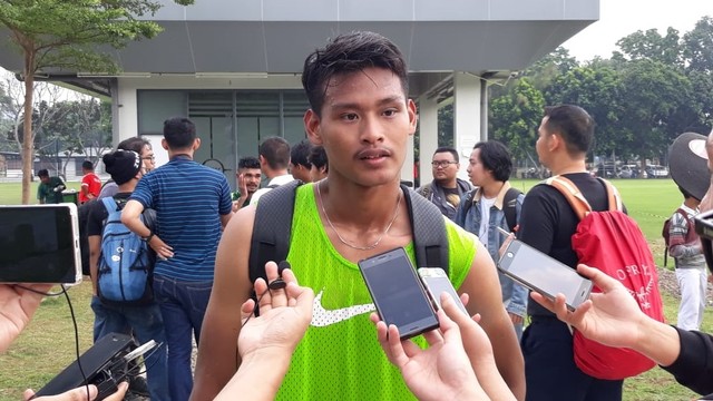 Pemain Timnas U-22 Indonesia, Septian Satria Bagaskara, diwawancarai oleh beberapa awak media. Foto: Alan Kusuma/kumparan