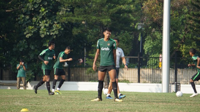 Pemain Timnas U-22 Indonesia, Septian Satria Bagaskara, kala melakoni sesi latihan. (Foto: Alan Kusuma/kumparan)