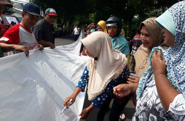 Tak Tahan Bau Limbah, Ratusan Warga Protes 5 Perusahaan di Pasuruan